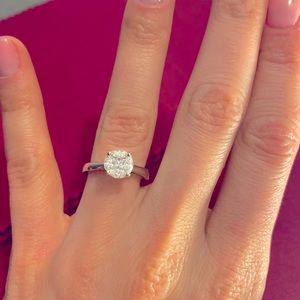 18k White gold with 5 diamonds ring